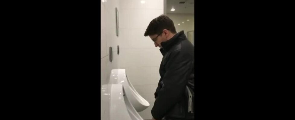 Spying str8 cock at the urinals