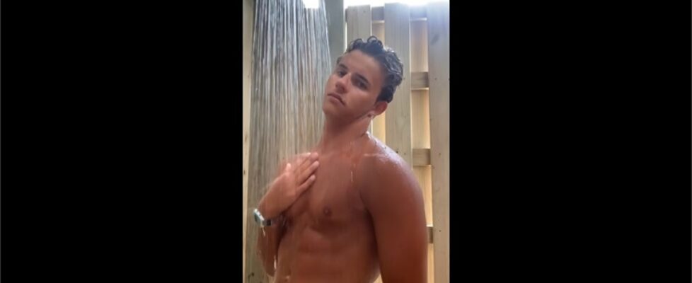 Showing off my young fit body in the shower colin carpenter (rentboyy)