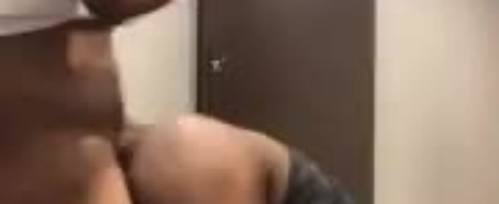 Muscle butt black daddy fucking a sexy guy in a public toilet