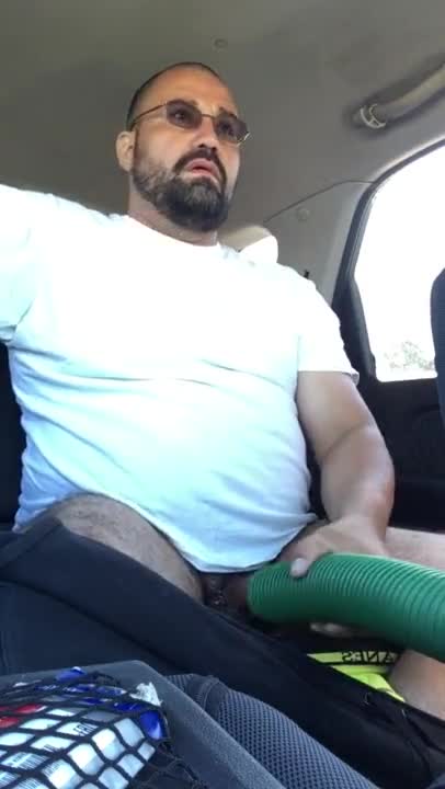 Horny daddy using a vacun to masturbated